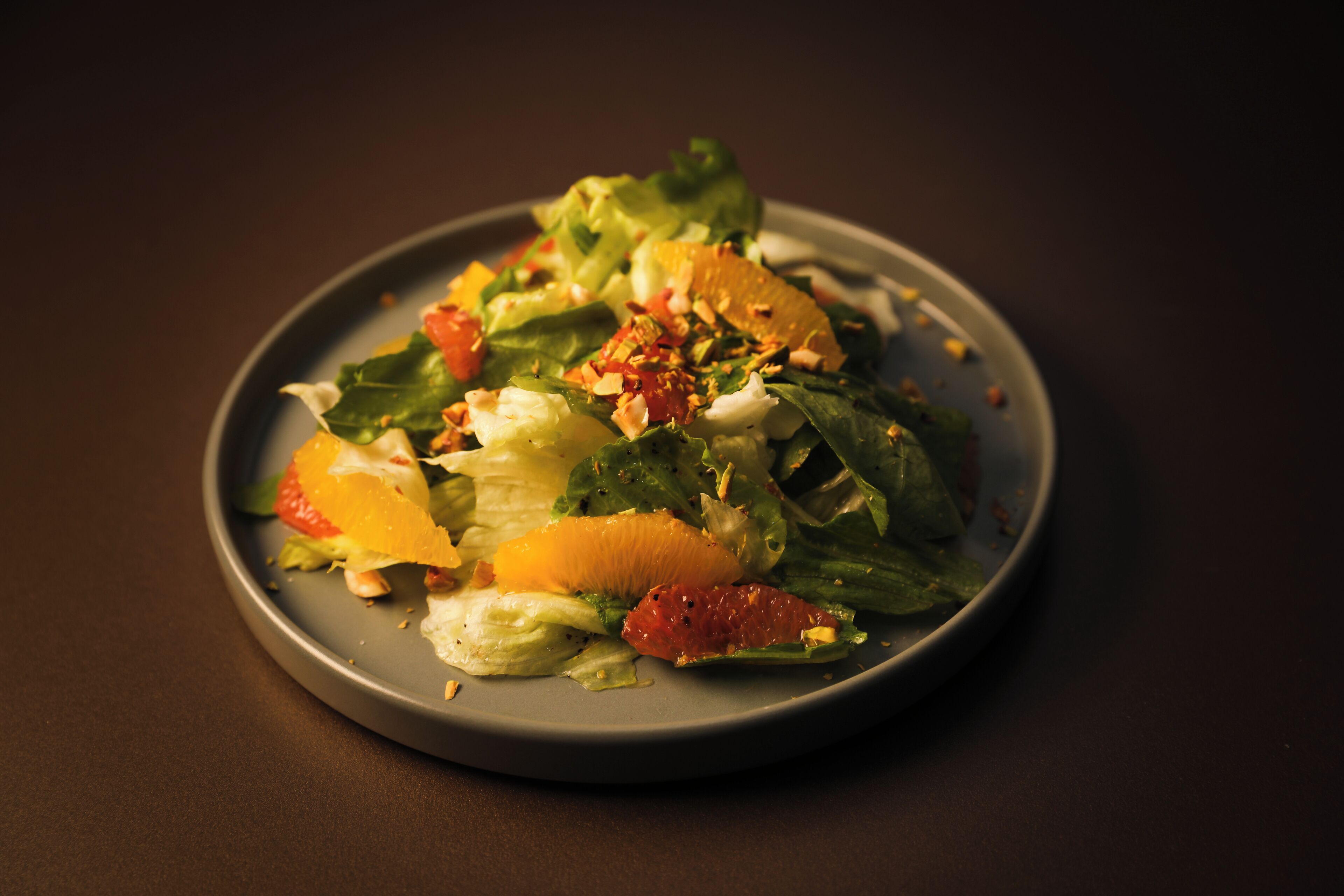 Een bord met salade, diverse groenten en fruit.