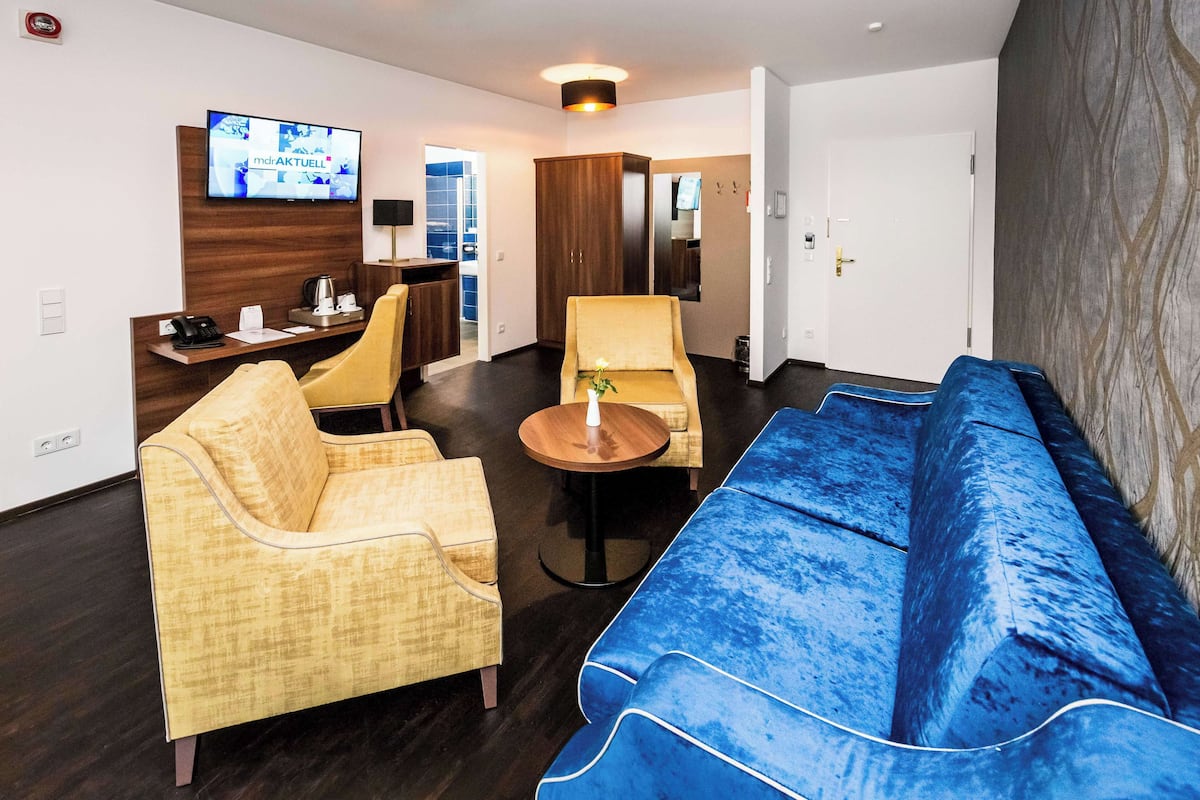 Premium bedding, minibar, in-room safe, desk