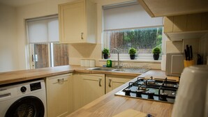 House, Private Bathroom | Private kitchen - Buckingham House (Hamilton)