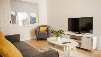 House, Private Bathroom | Lounge