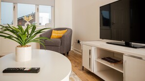 House, Private Bathroom | Lounge - Buckingham House (Hamilton)