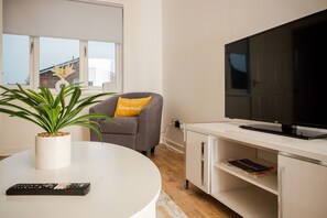 House, Private Bathroom | Lounge - Buckingham House (Hamilton)