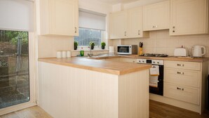 House, Private Bathroom | Private kitchen - Buckingham House (Hamilton)