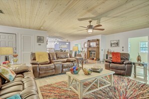 TV, fireplace, books, music library - 3 BR Stilt Home Woodsy Old Homosassa Kayaks included  River Access Small Boats (Homosassa)