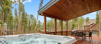 Large Mountain Home / Private Hot Tub / Shuffleboard / Pet Friendly