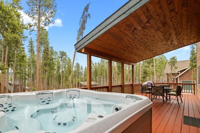 Large Mountain Home / Private Hot Tub / Shuffleboard / Pet Friendly