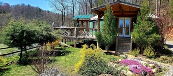 Glamping på sitt fineste - Riverfront Yurt, 30 minutter vest for Asheville