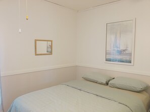 3 室のベッドルーム、デスク、アイロン / アイロン台、旅行用ベビーベッド