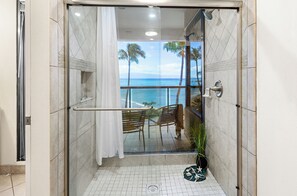 Interior - Spring Fever Coming in Hot (5/18 - 6/15) Oceanfront two bedroom $495/night (Lahaina)