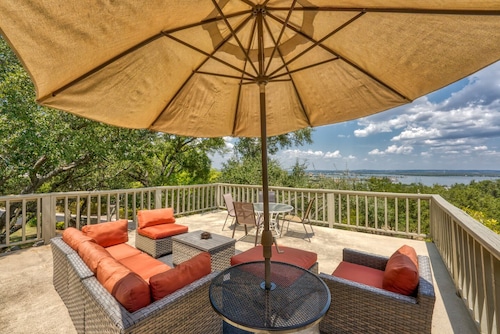 Relaxing townhouse with spectacular views of LBJ! 