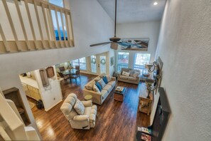 TV connectée, lecteur de DVD, livres