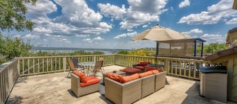 Relaxing townhouse with spectacular views of LBJ!