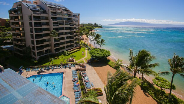 Un hotel con piscina, playa y vista al océano.
