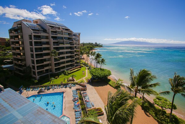 Ein Hotel mit Pool, Strand und Meerblick.