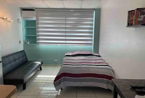 Tabla de planchar con plancha, wifi gratis y ropa de cama 