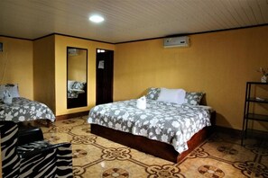 舒适四人房 | 免费 WiFi、床单