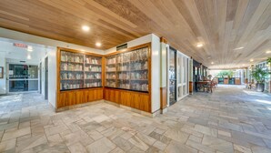 Un espacio interior amplio con techo de madera y piso con diseño de espiga.