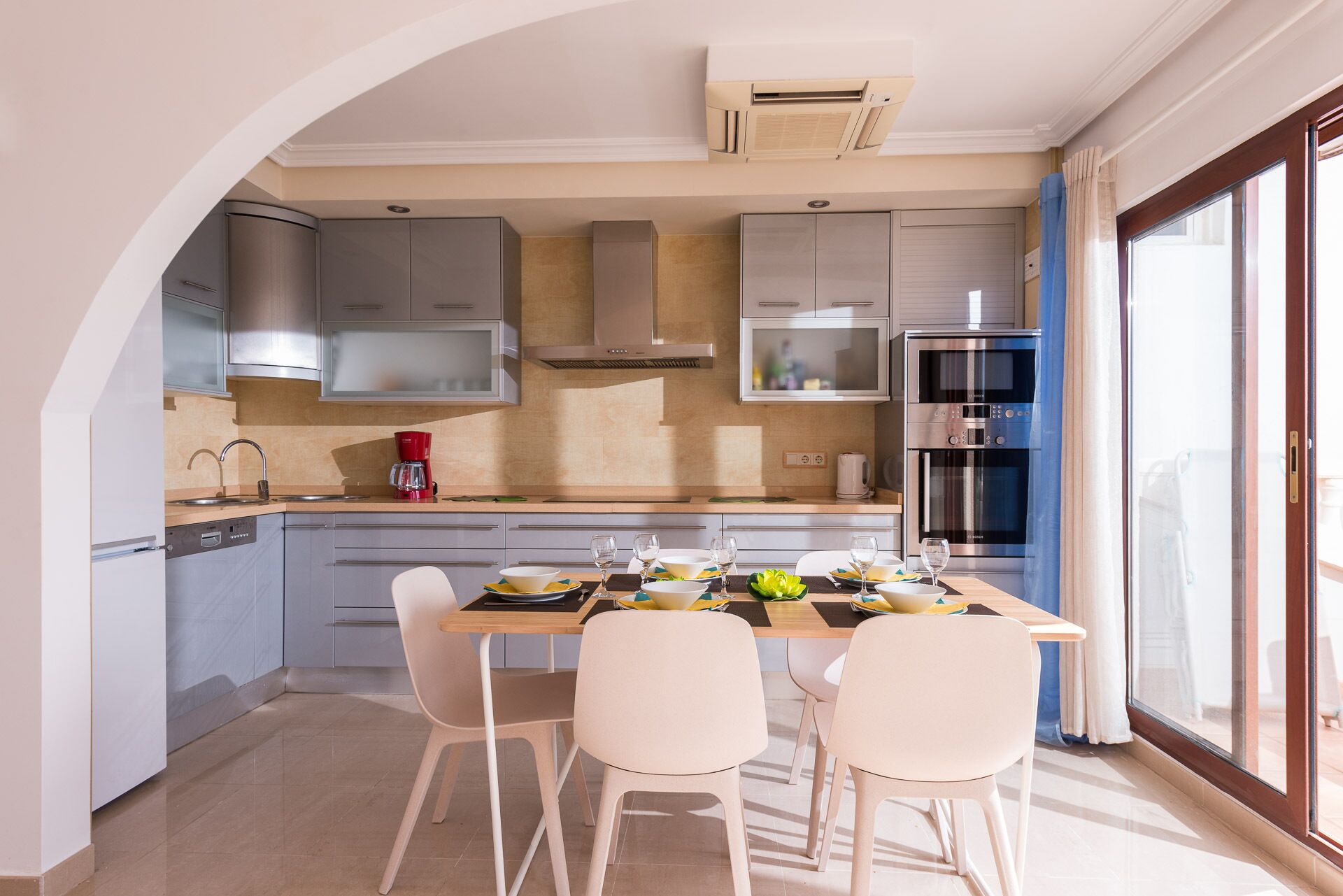 Een koelkast, een microgolfoven, een oven, een kookplaat