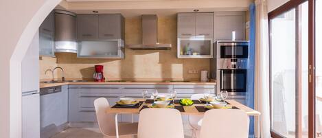 Een koelkast, een microgolfoven, een oven, een kookplaat