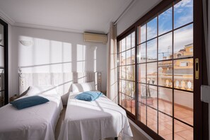 4 slaapkamers, een strijkplank/strijkijzer, internet, beddengoed