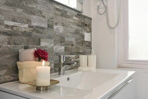 Dusche, Haartrockner, Bidet, Handtücher