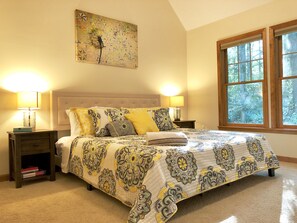 3 slaapkamers, pillowtop-bedden, een bureau, een strijkplank/strijkijzer