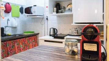 Geladeira, micro-ondas, cooktop, cafeteira/chaleira