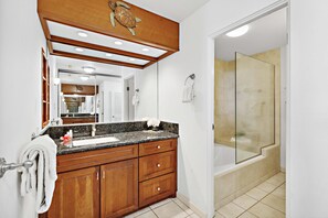 Combined shower/tub, hair dryer, towels