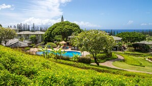 A resort with a swimming pool, lush greenery, and a view of the ocean. - Great Deal $175/n (8/9-11/20) Ocean View AC-Kapalua Golf Villa 19T4-Sullivan (Lahaina)
