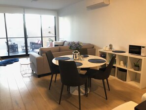 Dining - Deluxe Apartment Near Altona Beach (Altona Meadows)