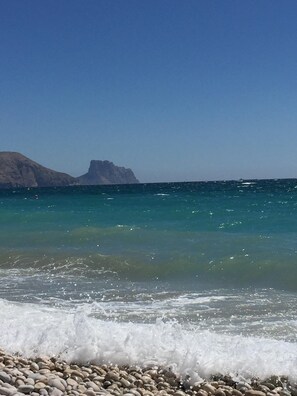 On the beach, sun loungers, beach towels - APP 2/4 PERS WITH SPLENDID SEA VIEW. SWIMMING POOLS. WI FI + TV INTERN. (Altea)