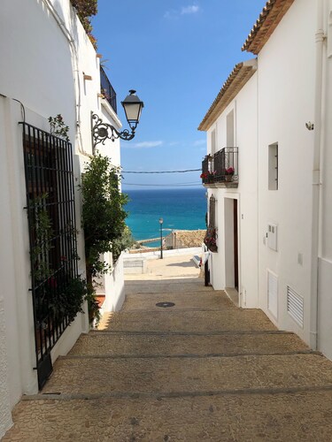 APP 2/4 PERS WITH SPLENDID SEA VIEW. SWIMMING POOLS. WI FI + TV INTERN.