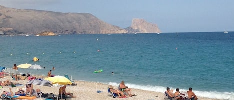 Plage, chaises longues, serviettes de plage