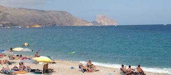 APP 2/4 PERS AVEC SPLENDIDE  VUE SUR LA MER. PISCINES. WI FI  + TV INTERN.