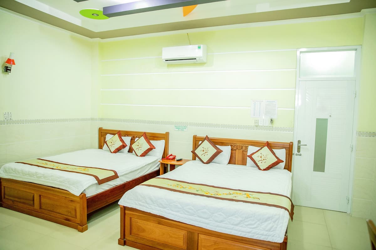 Kamar Quadruple Standar | Minibar, meja kerja, kedap suara, dan tempat tidur lipat/tambahan