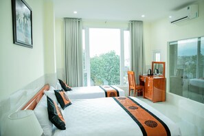 华丽三人房 | 迷你吧、办公桌、隔音、折叠床/加床（额外收费）