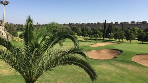 A golf course with palm trees, sand bunkers, and a clear sky. - Traditional riad with modern comfort 6/8 per in the heart of the medina. (Meknès)