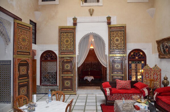 Dining - Traditional riad with modern comfort 6/8 per in the heart of the medina. (Meknès)
