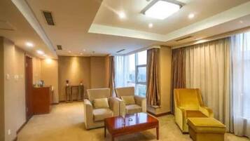 Business Suite | Living area | Flat-screen TV
