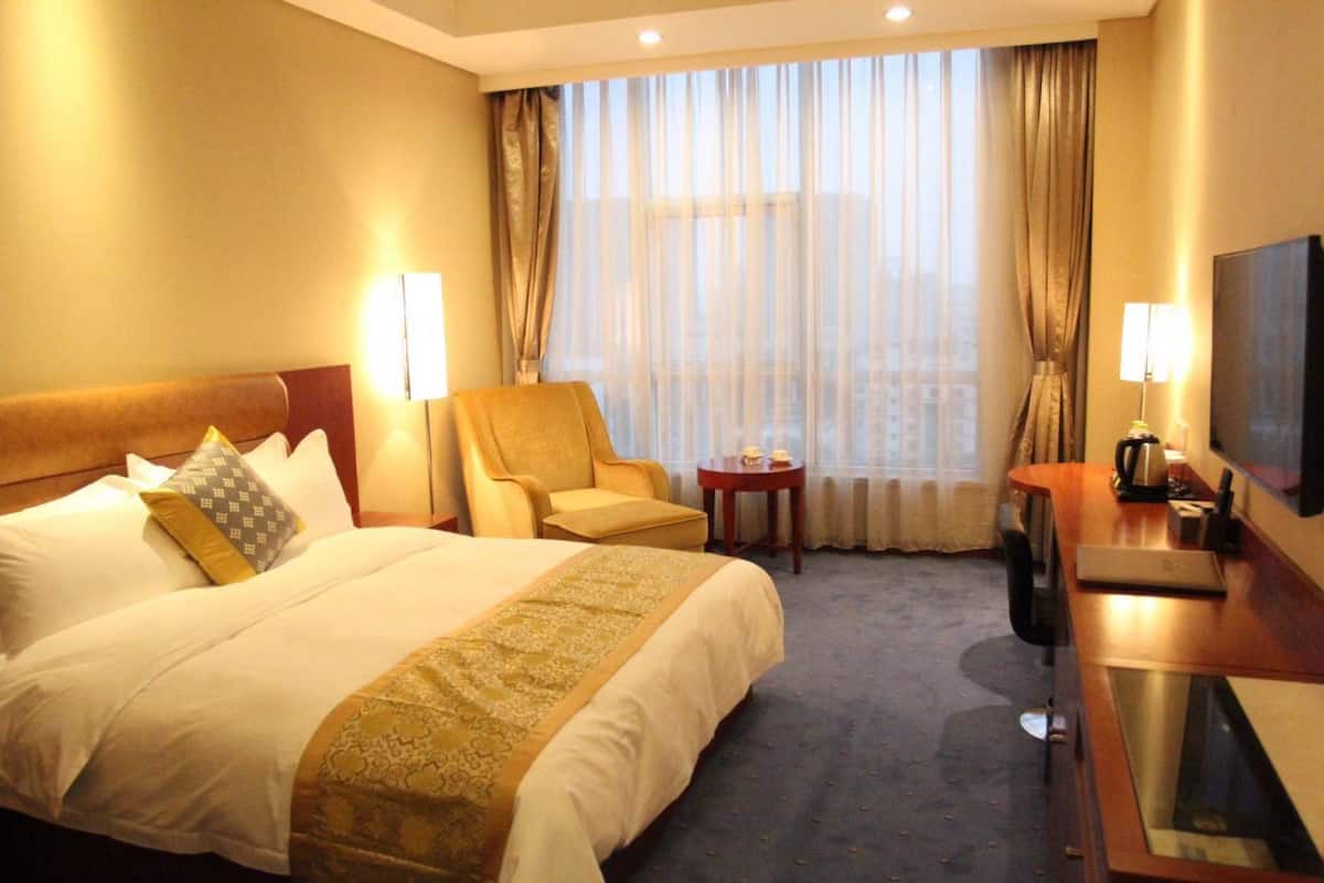 Deluxe Double Room | Minibar, in-room safe, desk, blackout drapes