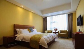 Suite ejecutiva | Minibar, caja fuerte, escritorio y cortinas opacas