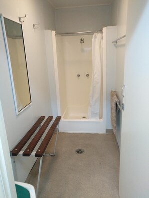 Douche, articles de toilette gratuits, chaussons, serviettes fournies