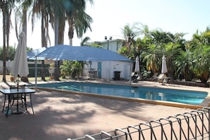 Una piscina al aire libre