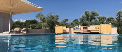 Piscine à débordement, chaises longues