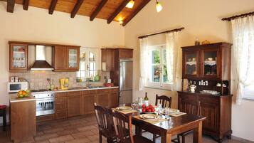 KylskÄp, mikrovÄgsugn, ugn och spishÀll