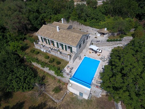 La maison du batteur: pierre construite dans un domaine privé avec de superbes vues et confidentialité