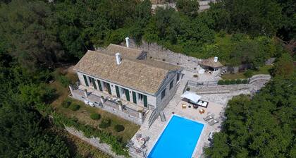 La maison du batteur: pierre construite dans un domaine privé avec de superbes vues et confidentialité