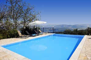Piscine extérieure, piscine à débordement