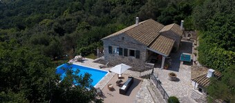 La maison du batteur: pierre construite dans un domaine privé avec de superbes vues et confidentialité