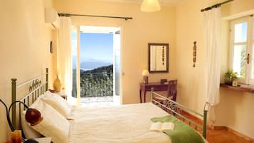 3 sovrum, vÀrdeförvaringsskÄp pÄ rummet och skrivbord